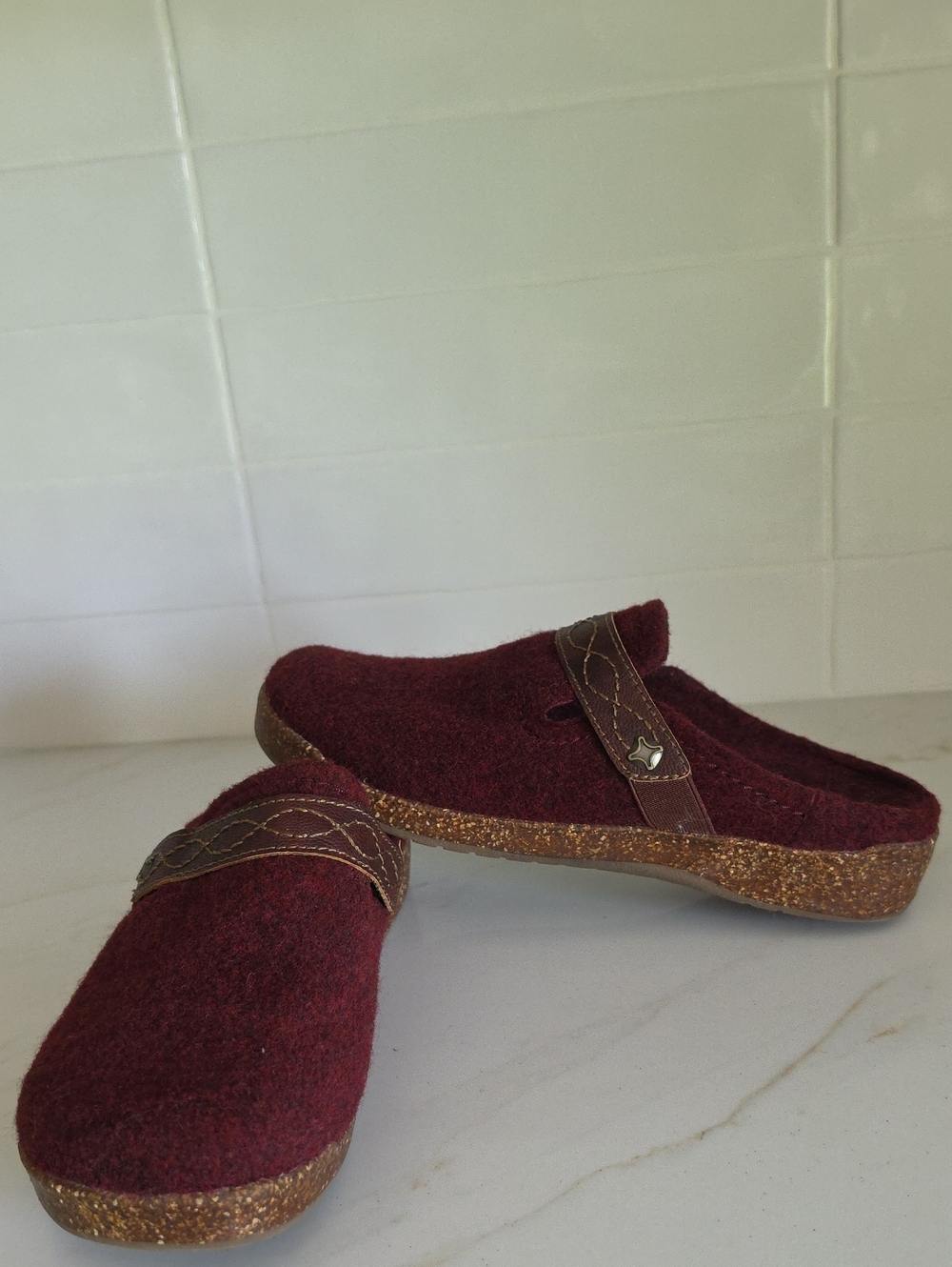 Earth Origins Janet Felt Comfort Clogs Mules - Merlot Burgundy - Size 8